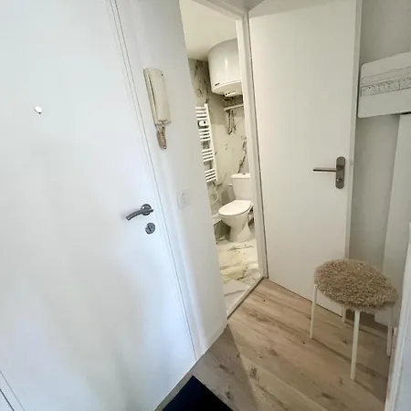 Moderne Renove Avec Balcon Apartment